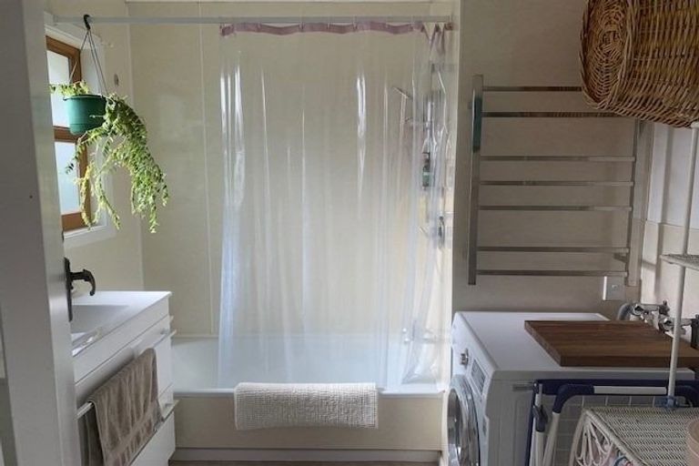 Photo of property in 92a Churton Drive, Churton Park, Wellington, 6037