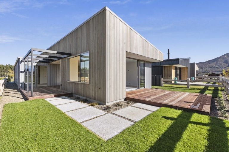 Photo of property in 146 Burdon Loop, Lake Hawea, 9382