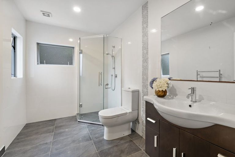 Photo of property in 8 Oak View Terrace, Schnapper Rock, Auckland, 0632