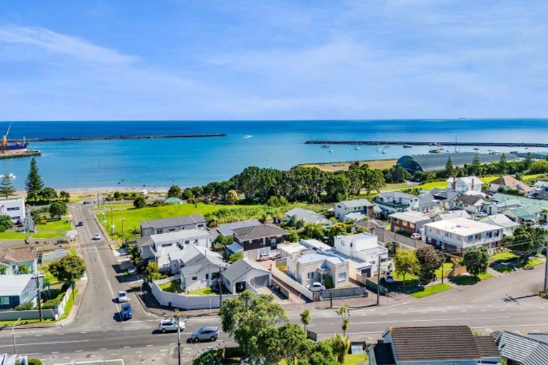 Photo of property in 9b Bayly Road, Moturoa, New Plymouth, 4310