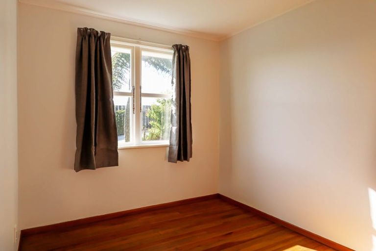Photo of property in 60 Stewart Drive, Newlands, Wellington, 6037