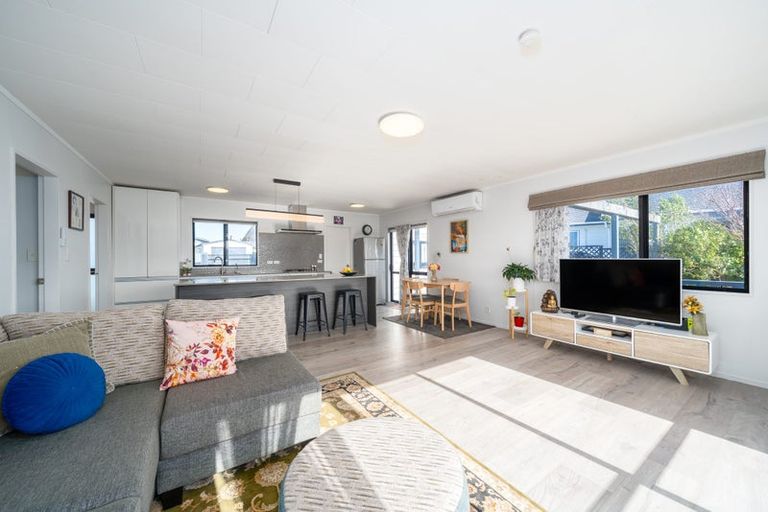 Photo of property in 8 Maraval Crescent, Grenada Village, Wellington, 6037