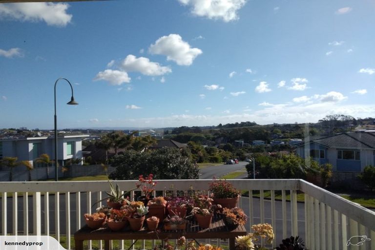 Photo of property in 16 Mackwell Road, Fairview Heights, Auckland, 0632