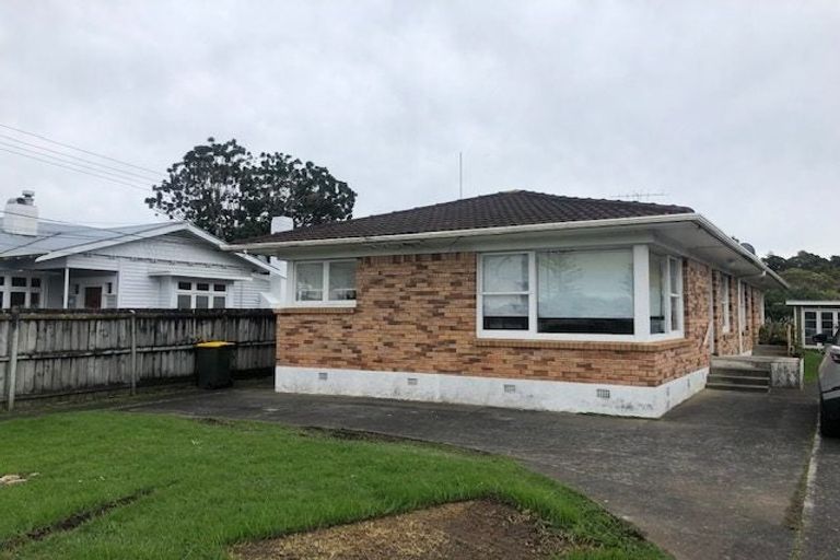 Photo of property in 1/3 Ocean View Road, Hillcrest, Auckland, 0627