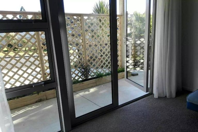 Photo of property in 28 Staincross Street, Green Bay, Auckland, 0604