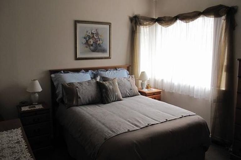 Photo of property in 6 Bosnyak Drive, Te Atatu South, Auckland, 0610