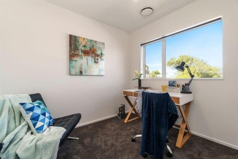 Photo of property in 31a Dawnhaven Drive, Te Atatu Peninsula, Auckland, 0610