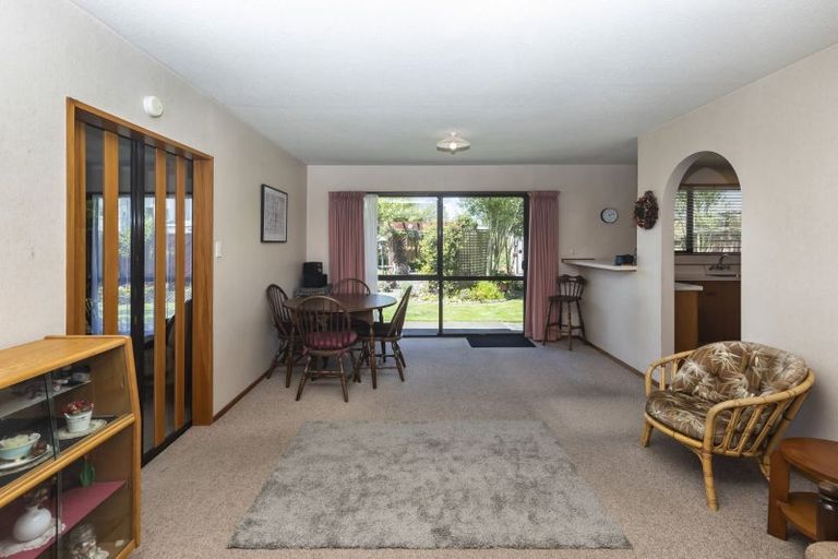 Photo of property in 8 Edron Place, Redwood, Christchurch, 8051