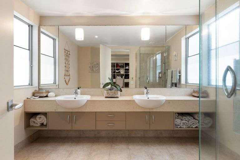 Photo of property in 12 Chelverton Terrace, Red Beach, 0932