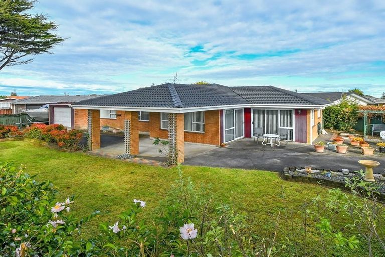 Photo of property in 12 Gibbons Road, Weymouth, Auckland, 2103
