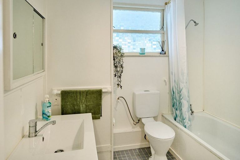 Photo of property in 30 Mana View Road, Paremata, Porirua, 5026