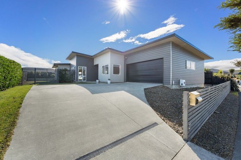Photo of property in 12 Monaco Grove, Fitzherbert, Palmerston North, 4410
