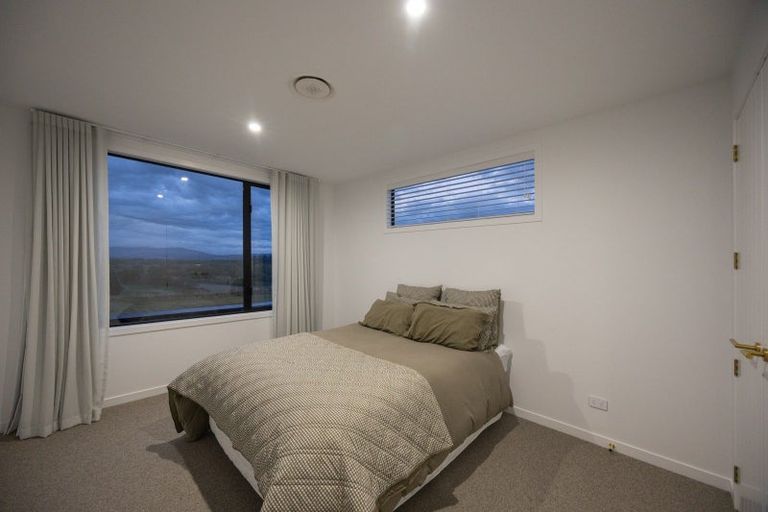 Photo of property in 5 Edenmore Terrace, Fitzherbert, Palmerston North, 4410