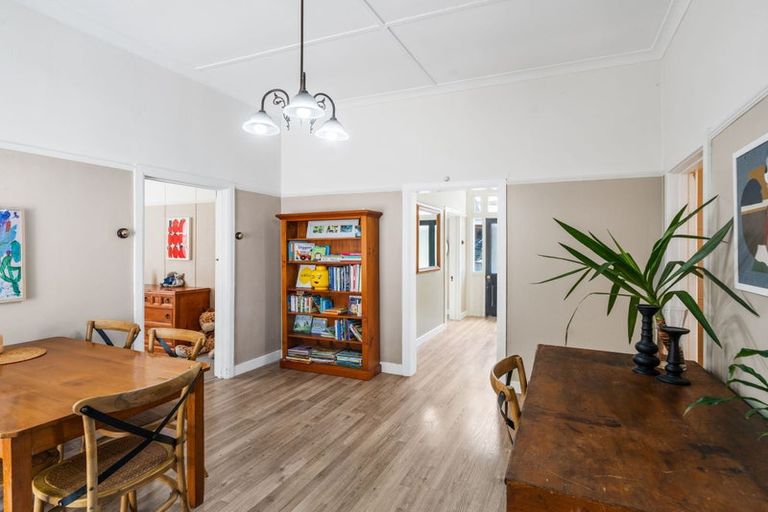 Photo of property in 19 Hawkhurst Road, Lyttelton, 8082