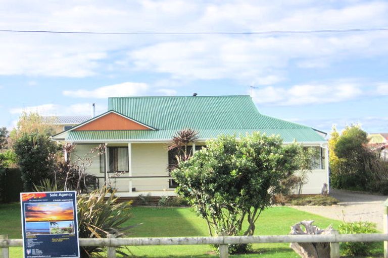 Photo of property in 33 Hartley Street, Foxton Beach, Foxton, 4815