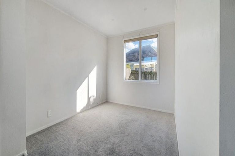 Photo of property in 28 Middlemore Crescent, Papatoetoe, Auckland, 2025