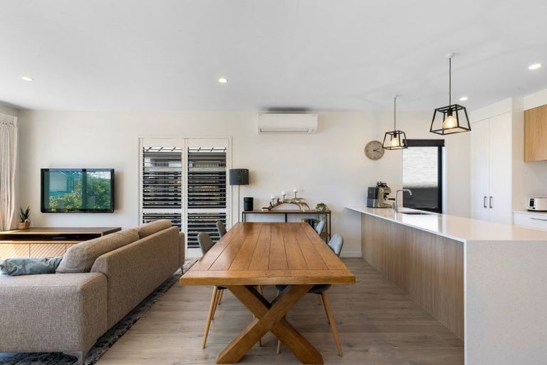 Photo of property in 10 Chapman Way, Jacks Point, 9371