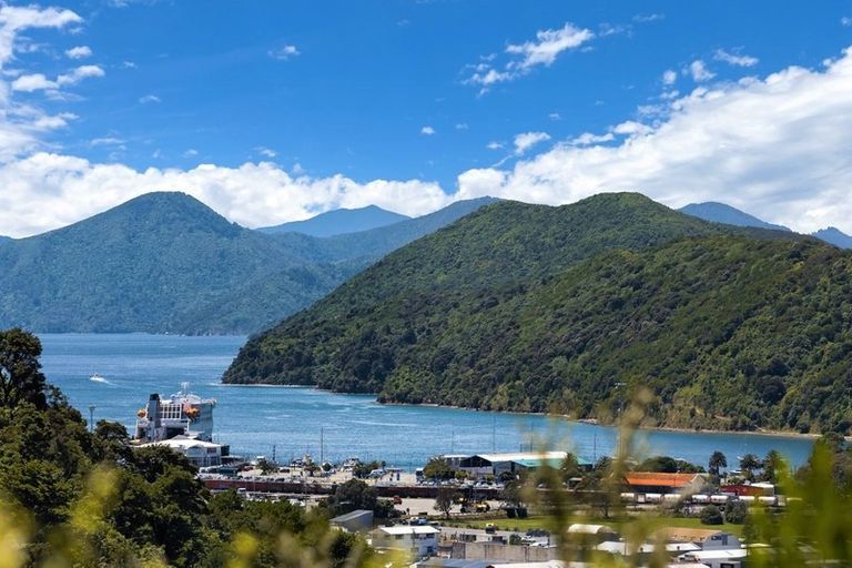 Photo of property in 15 Webster Place, Picton, 7220