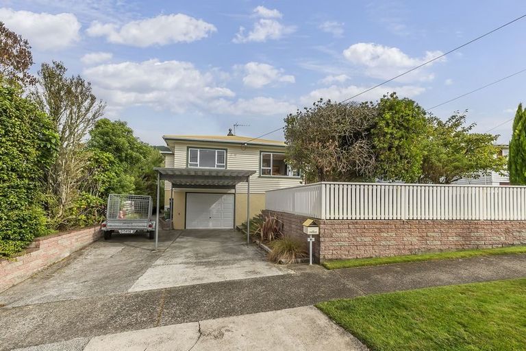 Photo of property in 21 Saint Johns Terrace, Tawa, Wellington, 5028