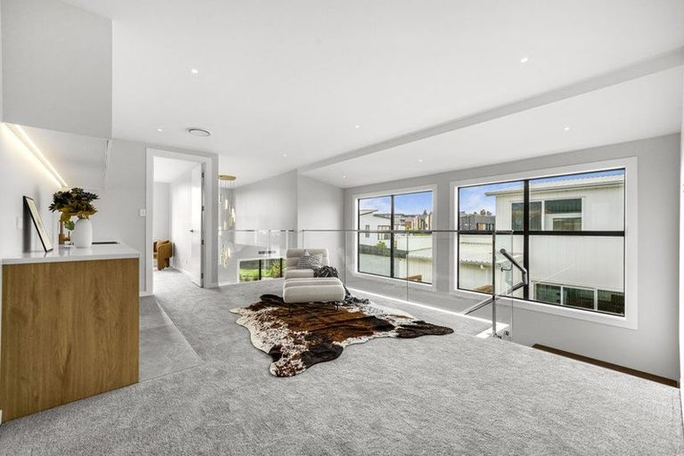 Photo of property in 18 Pukeko Road, Hobsonville, 0616