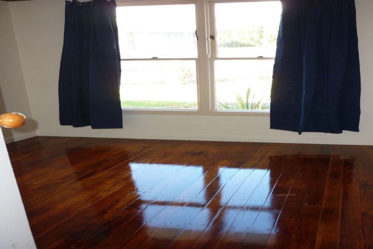 Photo of property in 8a Serjeant Street, Henderson, Auckland, 0612