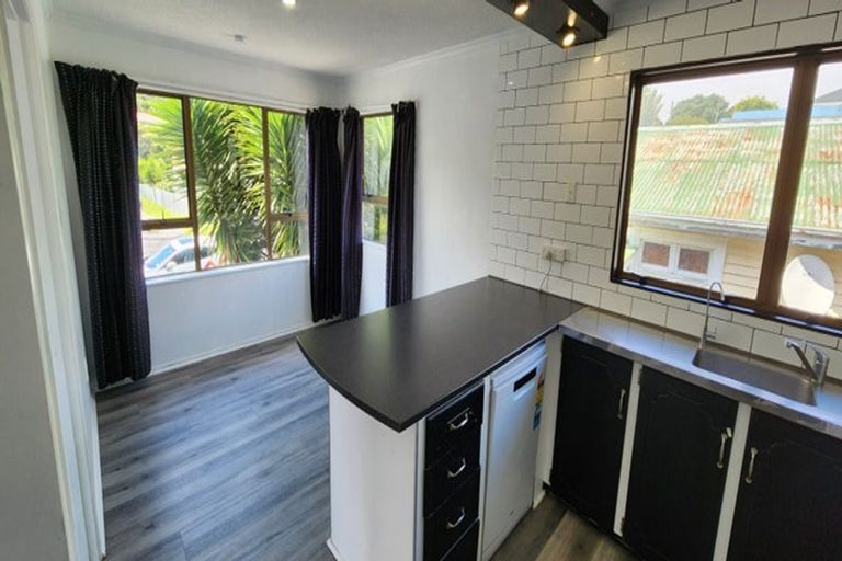 Photo of property in 84 Pioneer Road, Moturoa, New Plymouth, 4310