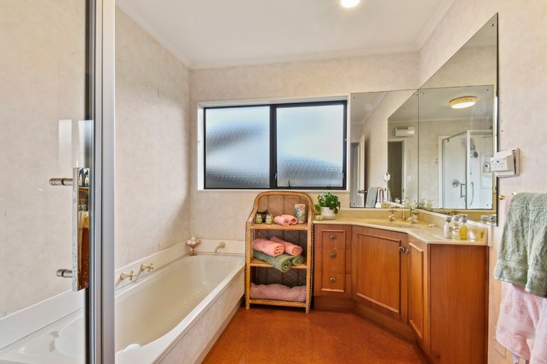 Photo of property in 8 Brynbela Court, Papakura, 2110