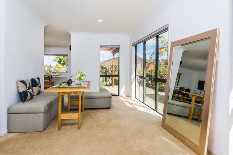 Photo of property in 26 Rising Parade, Fairview Heights, Auckland, 0632