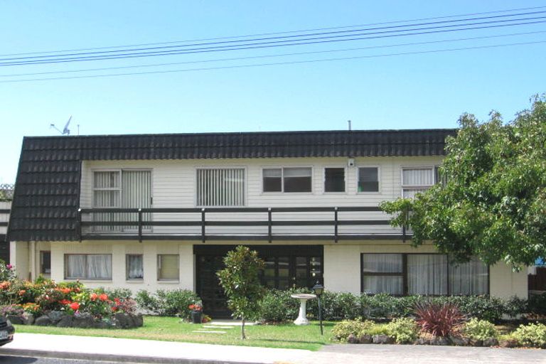 Photo of property in 1/2-4 Miri Road, Rothesay Bay, Auckland, 0630
