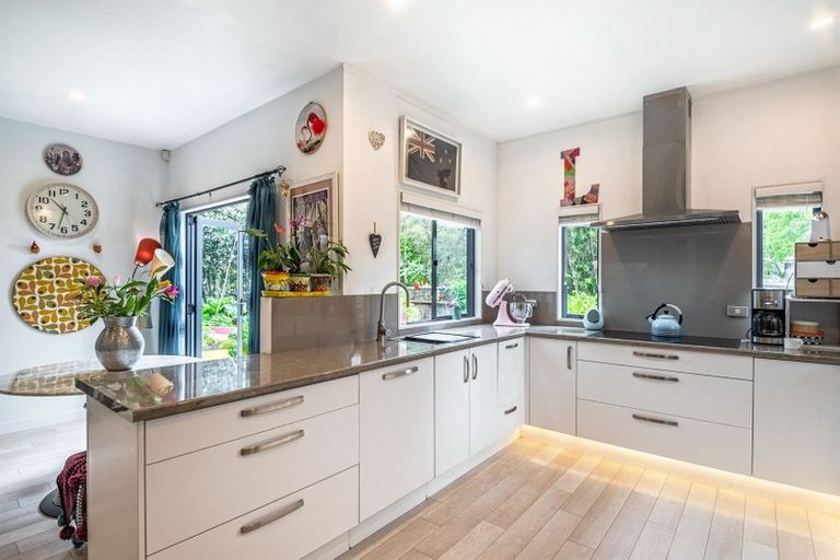 Photo of property in 6a Tallington Crescent, Torbay, Auckland, 0630