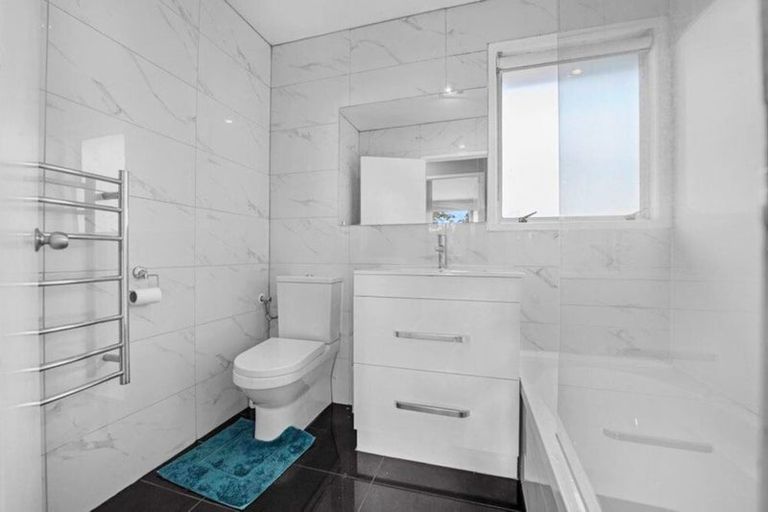 Photo of property in 17 Landow Place, Henderson, Auckland, 0612