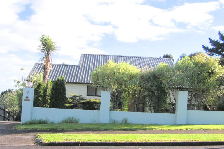 Photo of property in 7 Ewhurst Place, Goodwood Heights, Auckland, 2105