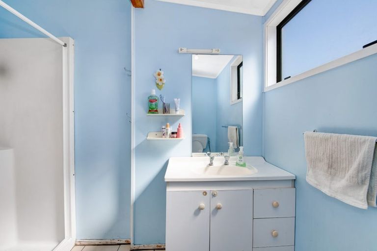 Photo of property in 17 Parakai Avenue, Parakai, 0830