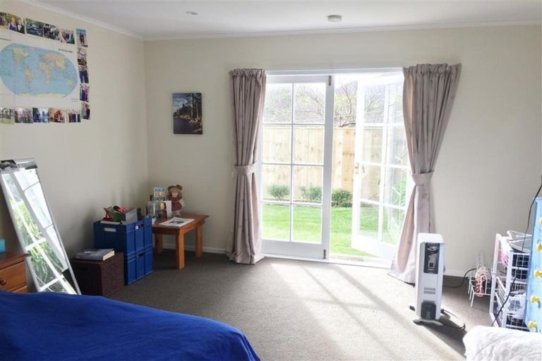 Photo of property in 51 Pukatea Street, Eastbourne, Lower Hutt, 5013