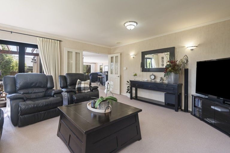 Photo of property in 8 La Lena Grove, Fitzherbert, Palmerston North, 4410