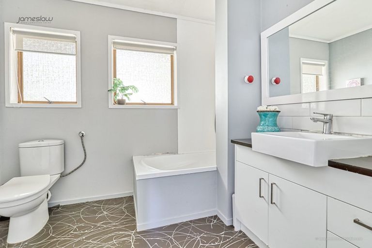 Photo of property in 2/18 Tiri View Place, Waiake, Auckland, 0630