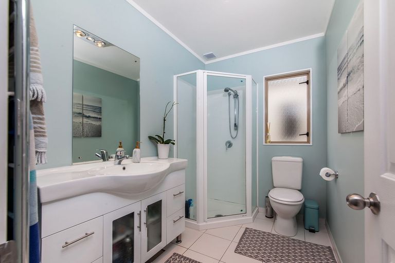 Photo of property in 3 Neta Grove, Henderson, Auckland, 0612