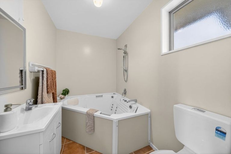 Photo of property in 31 Willowview Drive, Redwood, Christchurch, 8051