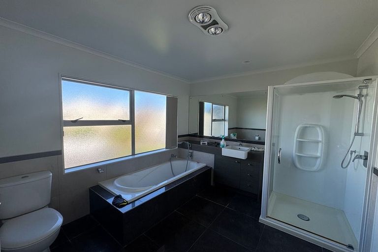 Photo of property in 2 Oakhurst Avenue, Flat Bush, Auckland, 2019