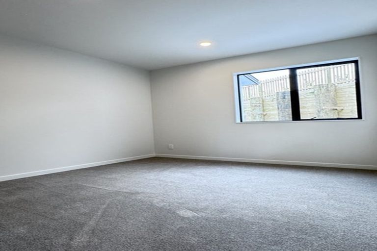 Photo of property in 130 Skulander Crescent, Orewa, 0931