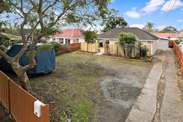 Photo of property in 14 Ocean View Road, Northcote, Auckland, 0627