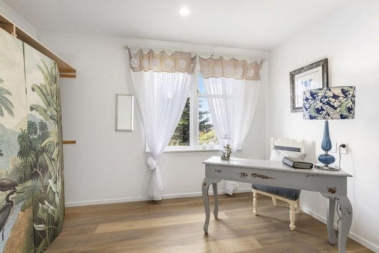 Photo of property in 78 Grays Road, Camborne, Porirua, 5026