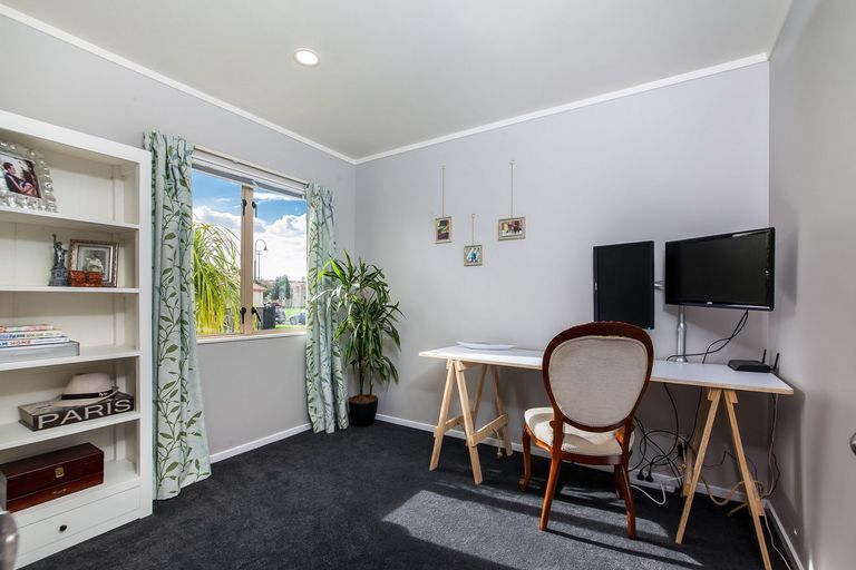 Photo of property in 3 Neta Grove, Henderson, Auckland, 0612