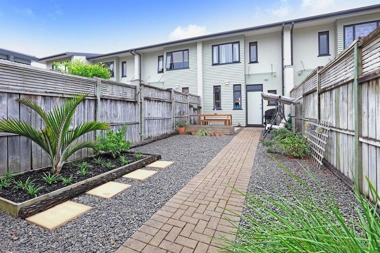 Photo of property in 13/2 Armoy Drive, East Tamaki, Auckland, 2016