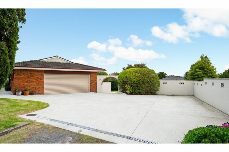 Photo of property in 17 Scanlen Terrace, Kelston, Auckland, 0602