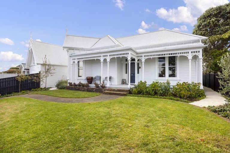Photo of property in 329 Mangorei Road, Merrilands, New Plymouth, 4312