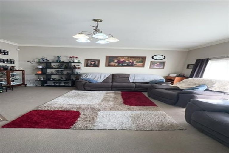 Photo of property in 14 Queenwood Road, Levin, 5510