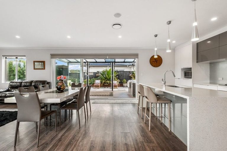 Photo of property in 17 Walter Ruddock Avenue, Kumeu, 0810