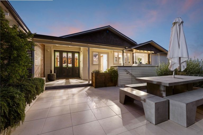 Photo of property in 109 Moncks Spur Road, Redcliffs, Christchurch, 8081