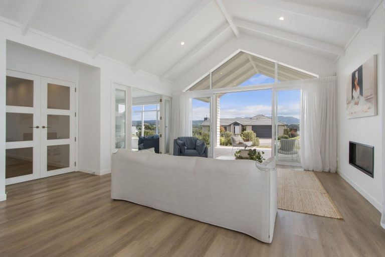 Photo of property in 2 Goldstone Place, Omokoroa, 3114